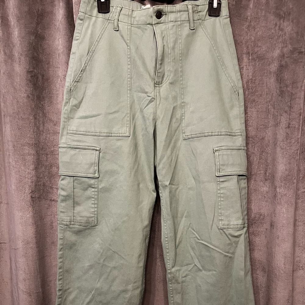 Hollister (M) ultra high rise cargo jeans sage green